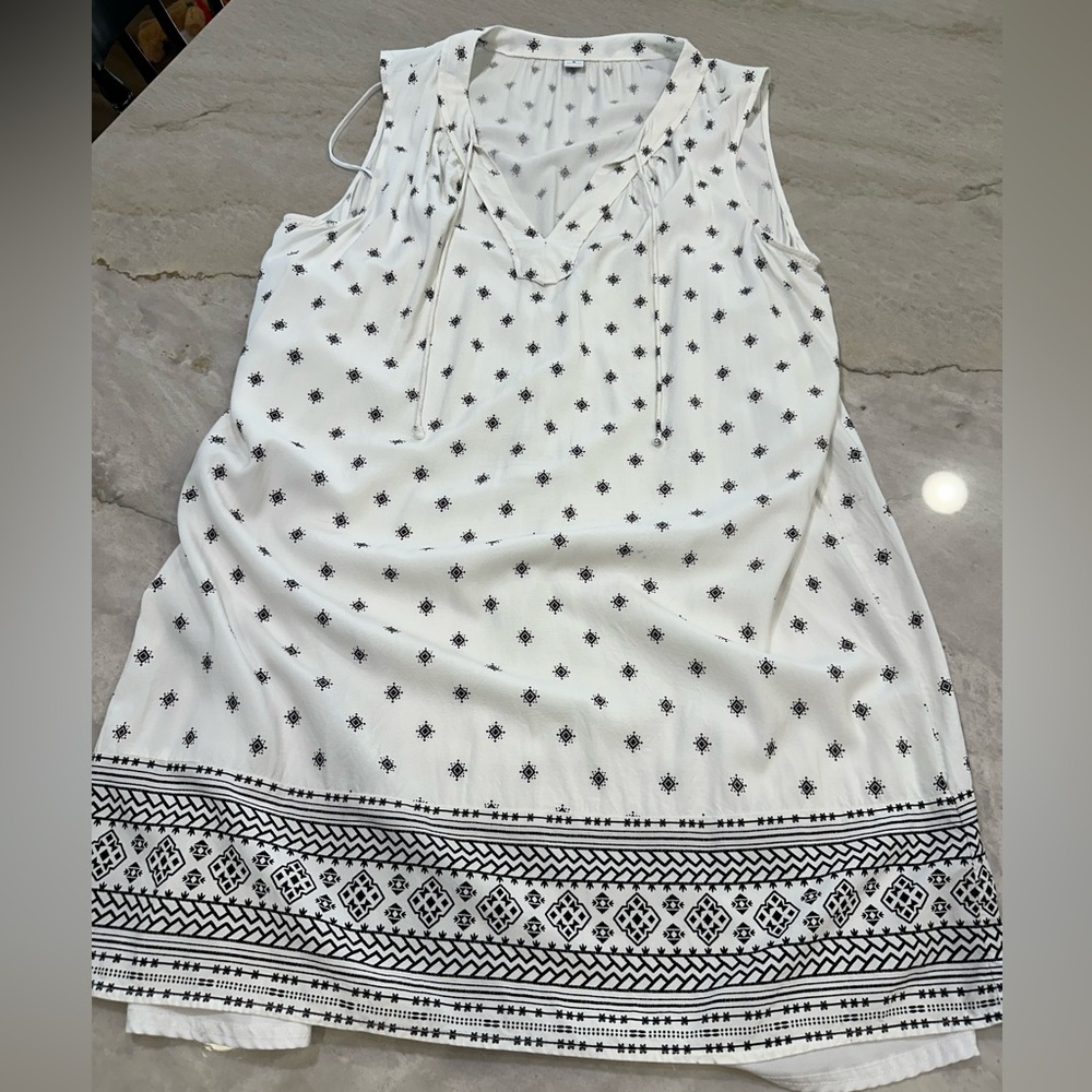 Old Navy White Tunic with Black Geometric Print with White Slip Underdress